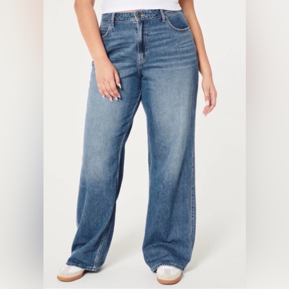 Hollister Ultra High Rise Medium wash dad Jeans